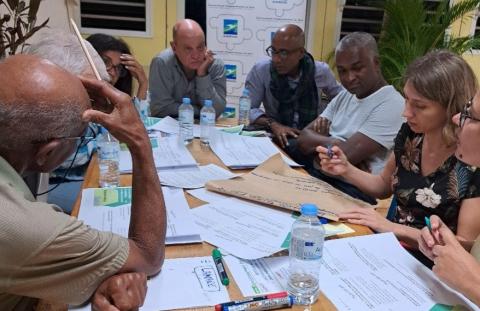 Personnes autour d'une table pendant un atelier