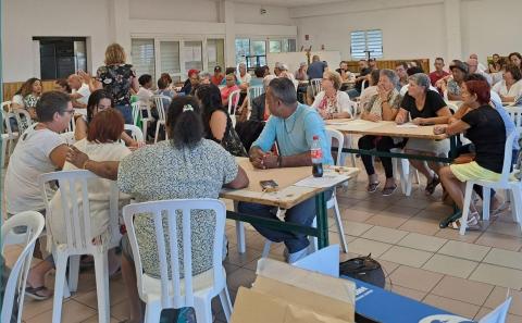 plusieurs tables avec des personnes lors d'un atelier