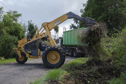 engin qui enlève les déchets végétaux