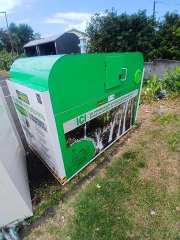 Installation de nouvelles bornes pour le verre, papiers et cartons.