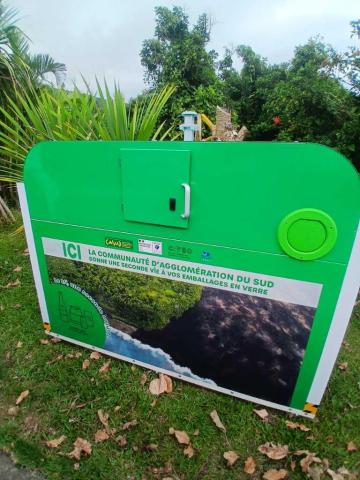 Installation de nouvelles bornes pour le verre, papiers et cartons.