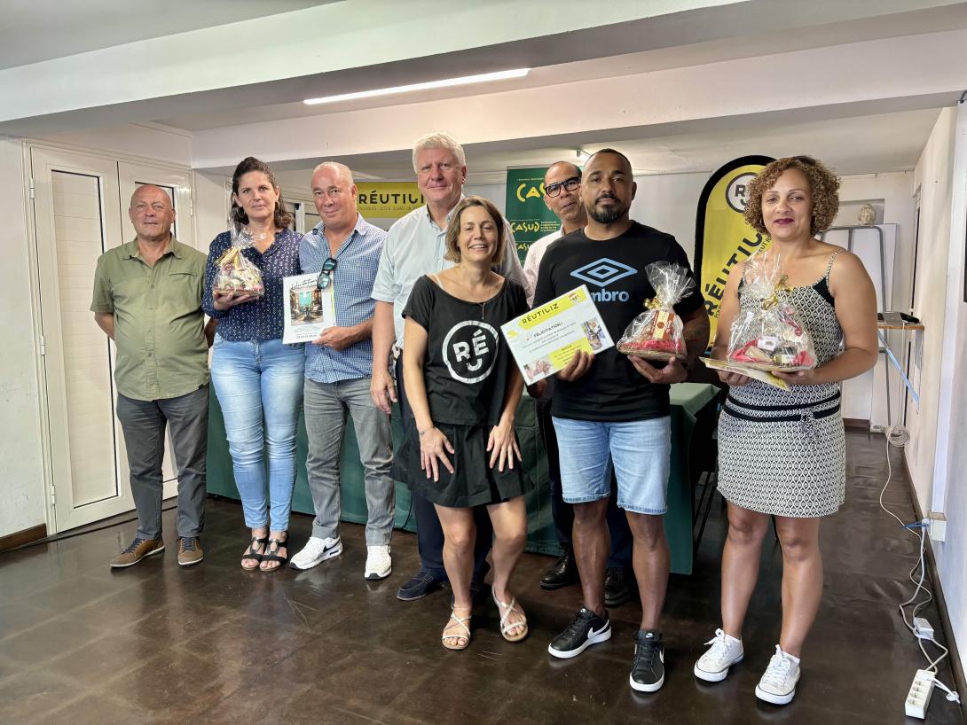 Photo de Jacquet Hoarau avec les gagnants gagnants de la semaine européenne de la réduction des déchets